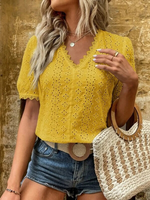 Jillian - Blouse élégante à manches courtes, col en V, œillets et détails en dentelle – Image 2