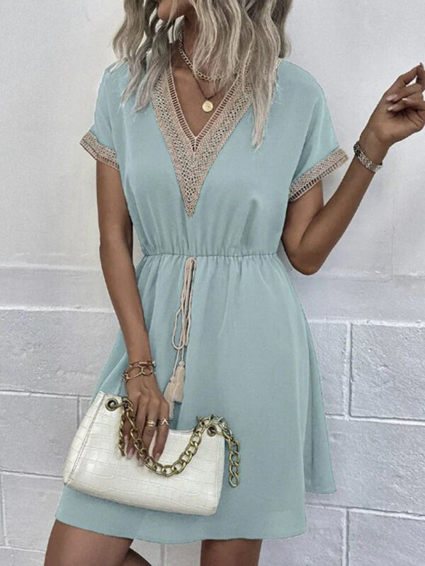 Luvenia - Robe midi bohème avec laçage et coutures à col en V – Image 4