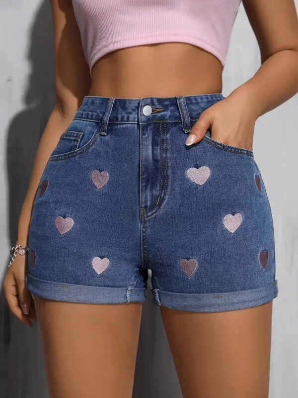 Zina - Short en jean femme avec cœur brodé et ourlet roulé – Image 6