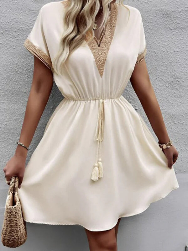 Luvenia - Robe midi bohème avec laçage et coutures à col en V – Image 2