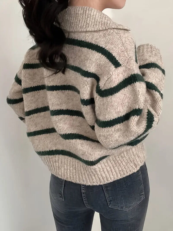 Vera - Pull rayé à col en V – Image 10