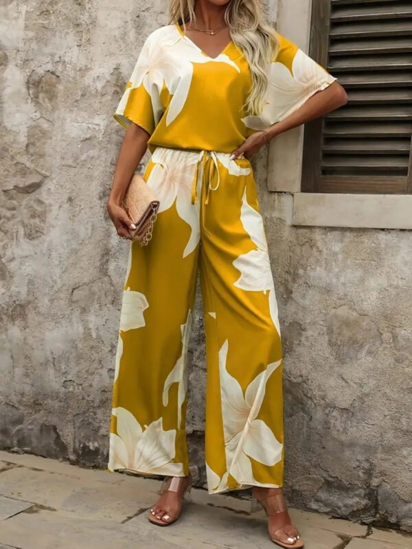 Estelle - Ensemble élégant à blouse décolletée en V et pantalon large à imprimé fleuri