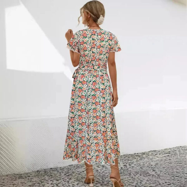 Lucille - Robe de type A-line avec motif floral et col en V – Image 2