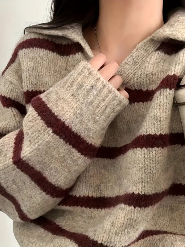 Vera - Pull rayé à col en V – Image 3