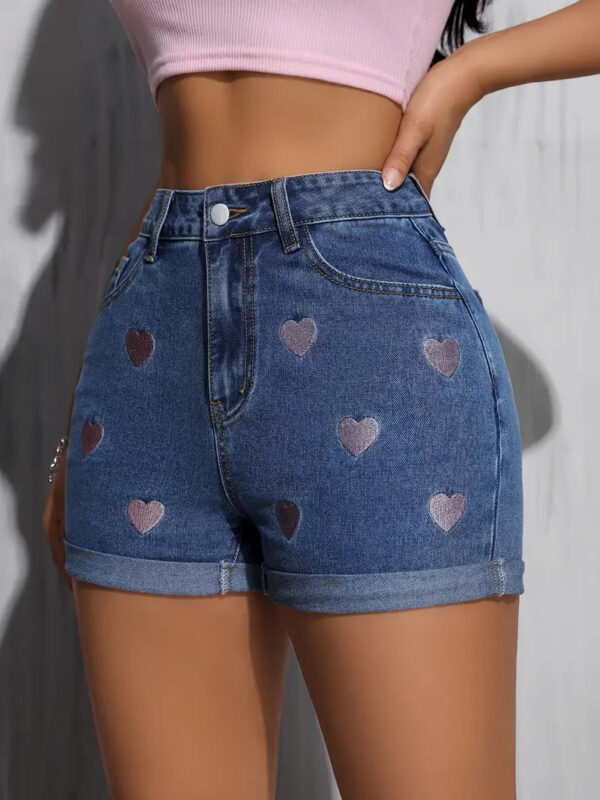 Zina - Short en jean femme avec cœur brodé et ourlet roulé – Image 2
