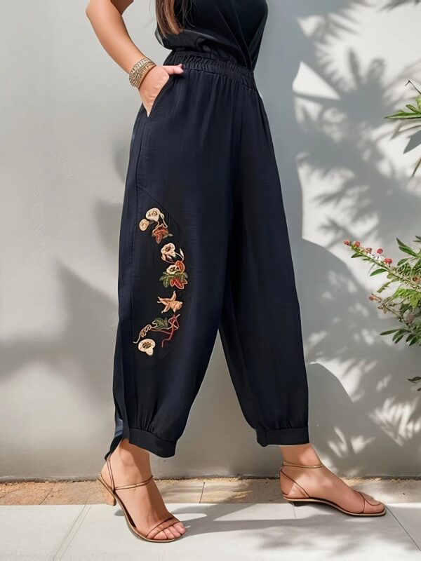 Nancy - Pantalon de loisirs chic avec broderie florale pour femmes – Image 2
