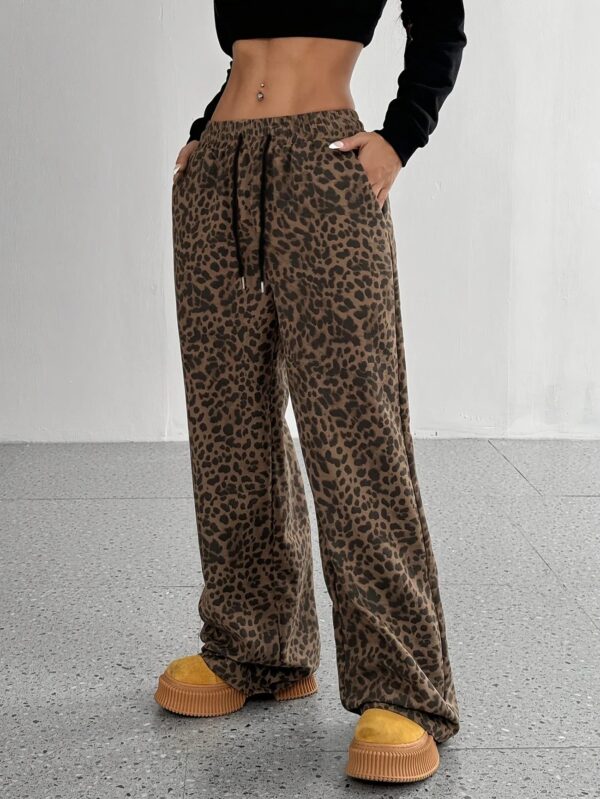 Rhoda - Pantalon de survêtement à cordon de serrage imprimé léopard pour femmes – Image 3