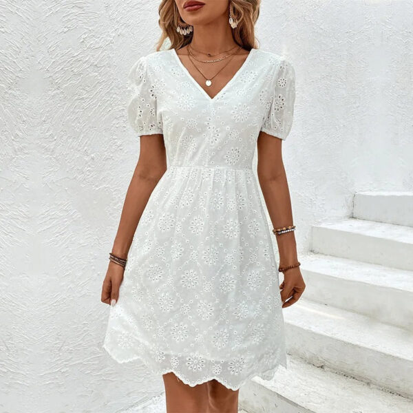 Elara - Robe d'été trapèze à manches bouffantes et œillets brodés – Image 3