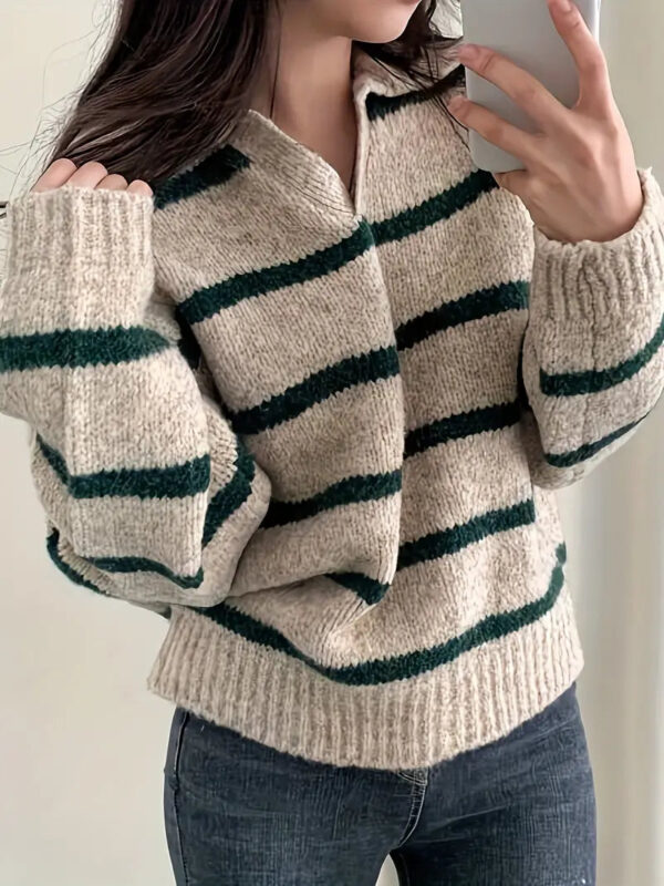 Vera - Pull rayé à col en V – Image 8