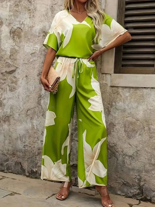 Estelle - Ensemble élégant à blouse décolletée en V et pantalon large à imprimé fleuri – Image 2