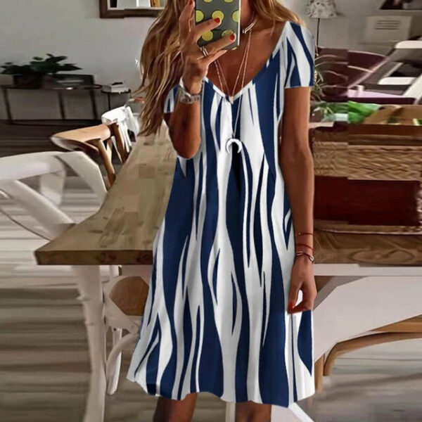 Meredith - Robe imprimée à manches courtes et col en V – Image 3