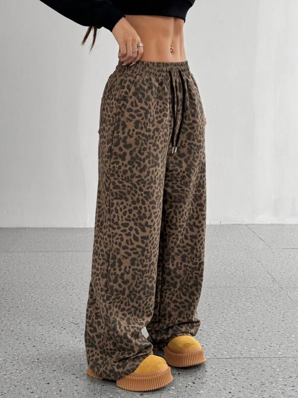 Rhoda - Pantalon de survêtement à cordon de serrage imprimé léopard pour femmes – Image 5