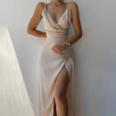 Audra - Robe élégante avec décolleté en V profond et fente haute