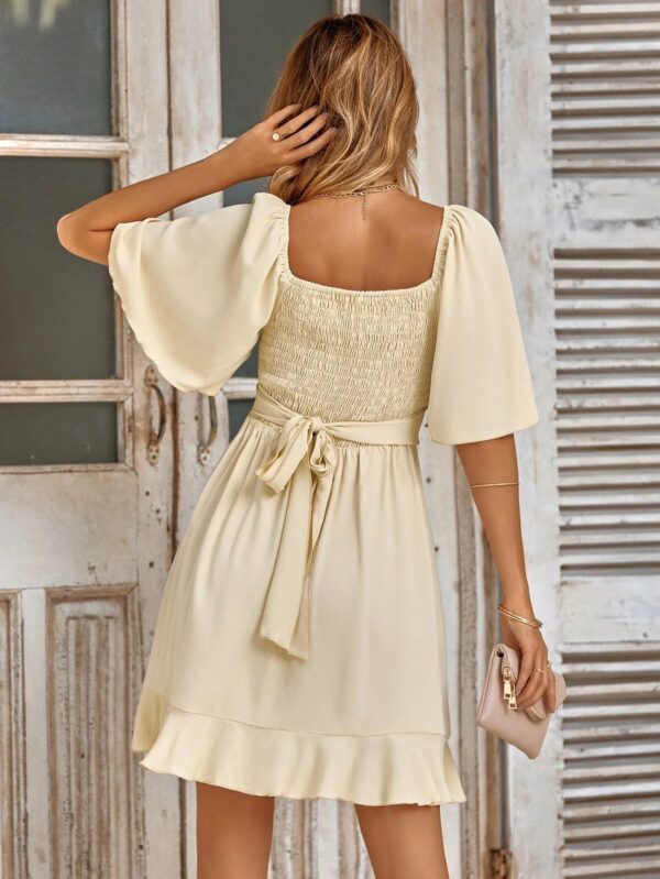 Eileen - Robe à smocks avec ourlet volanté à nouer – Image 3