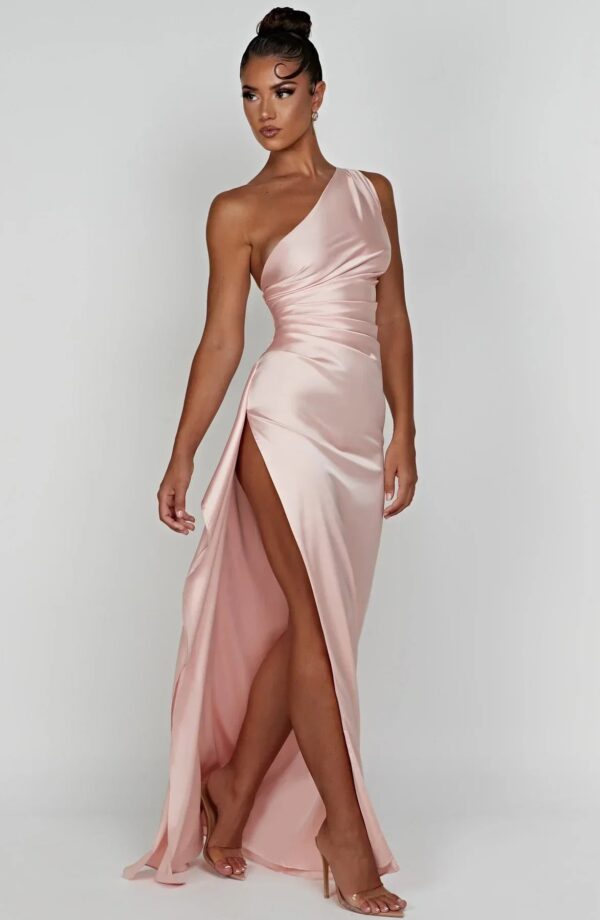 Malinda - Robe élégante en satin à une épaule avec fente – Image 4