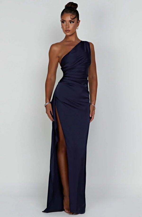 Malinda - Robe élégante en satin à une épaule avec fente – Image 3