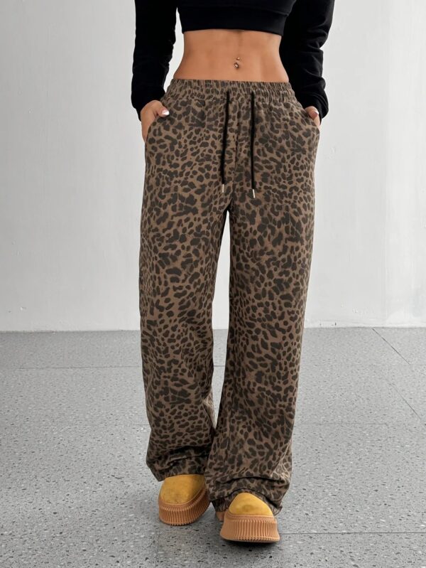Rhoda - Pantalon de survêtement à cordon de serrage imprimé léopard pour femmes – Image 2