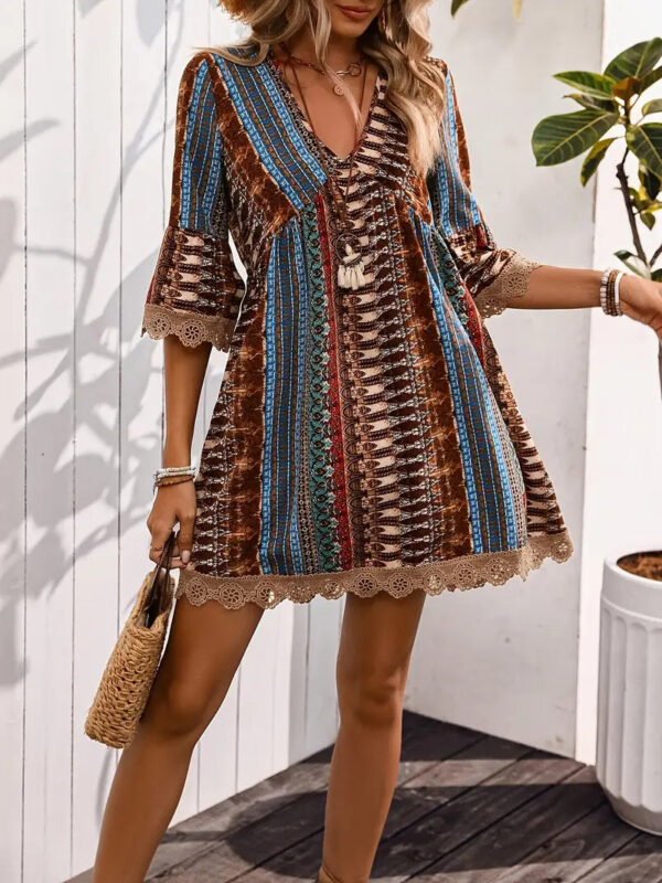 Erma - Robe élégante pour femme avec col en V et bordure en dentelle – Image 2